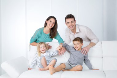 Beyaz koltuk üzerinde neşeli aile