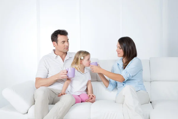 Vorsichtige Eltern mit kleiner Tochter — Stockfoto