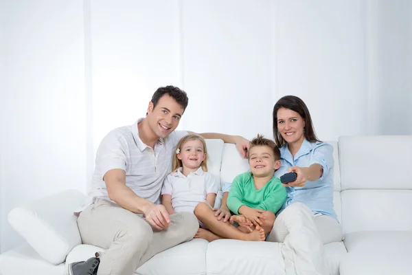 Genç aile kanepede poz