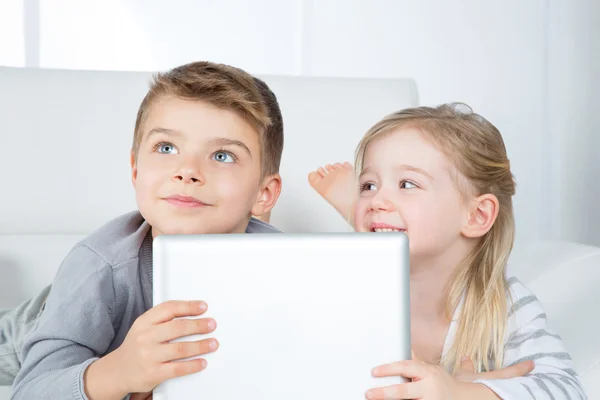 Retrato de hermano y hermana inteligentes — Foto de Stock