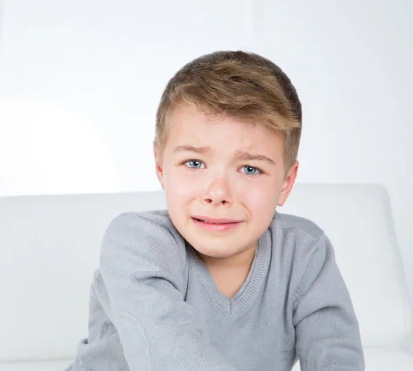 küçük bir çocuk ağlıyor