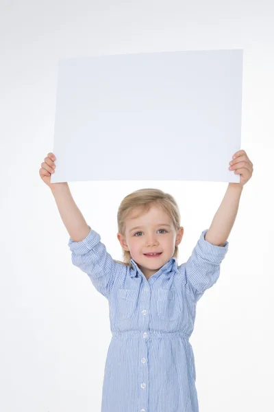 Beyaz zemin üzerine gülen çocuk portresi — Stok fotoğraf