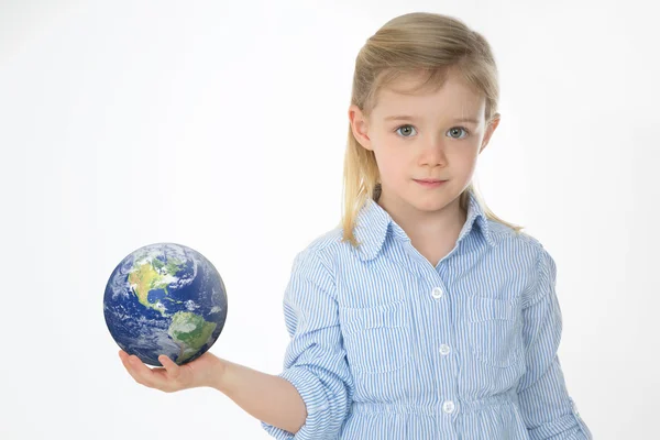 Gros plan de jeune enfant sur fond blanc — Photo