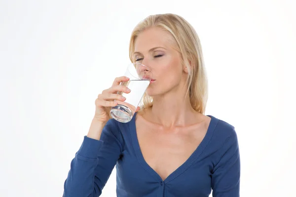 Primer plano de la mujer con camiseta azul — Foto de Stock