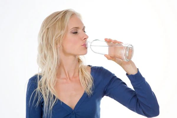 Närbild av flicka med långa och blonda hår — Stockfoto