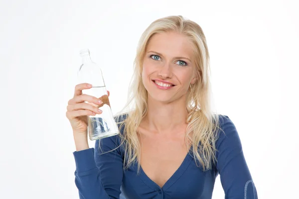 Beautiful model drinks some water from transparent glass bottle — Stock Photo, Image