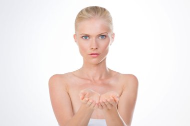 sarışın kız bir şey rica