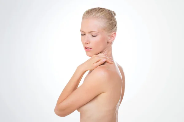 Blond schoonheid denken onder de douche — Stockfoto