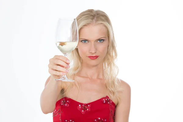 Ernstige Noordse meisje met een toast met een glas wijn — Stockfoto