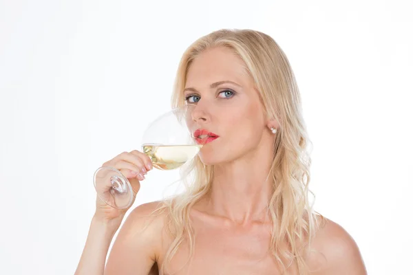 Noordse meisje drinken van een glas witte wijn — Stockfoto