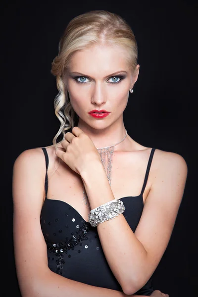 Menina elegante nórdico com pulseira brilhante — Fotografia de Stock