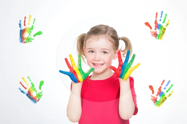 Chica pintando coloridas huellas de manos — Foto de Stock