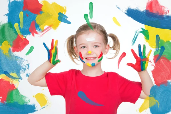 Kleines Kind zeigt ihre Hände nach dem Kunstunterricht — Stockfoto