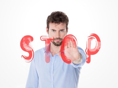 ciddi adam Dur işaretinin arkasında kırmızı bir yazı yapma 