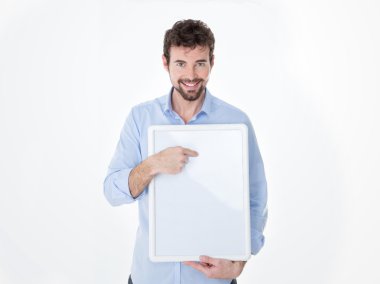 genç adam bir şey bir boş tahtada işaret rahat kıyafetler