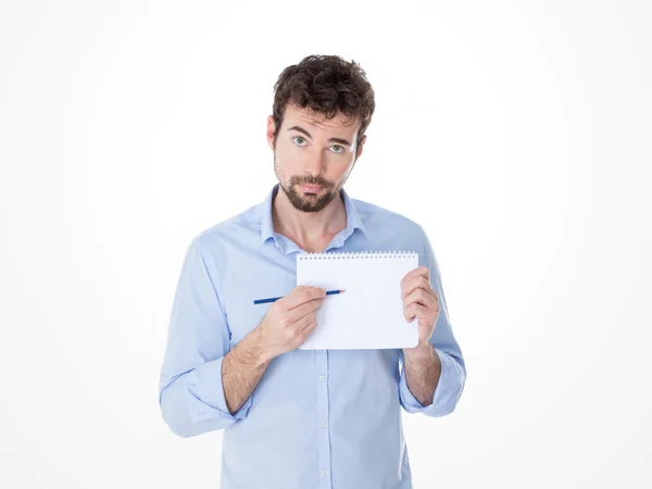 Молодий чоловік показує точку на своєму білому блокноті — стокове фото