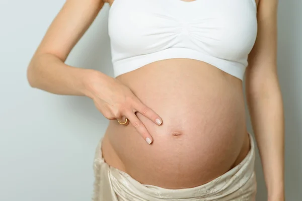 Brzuch w ciąży z bliźniakami — Zdjęcie stockowe
