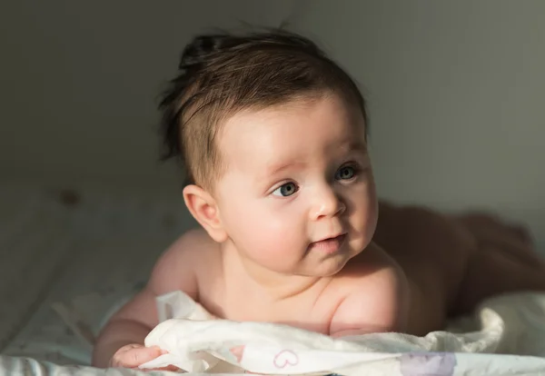 Lindo bebé con pelo oscuro —  Fotos de Stock