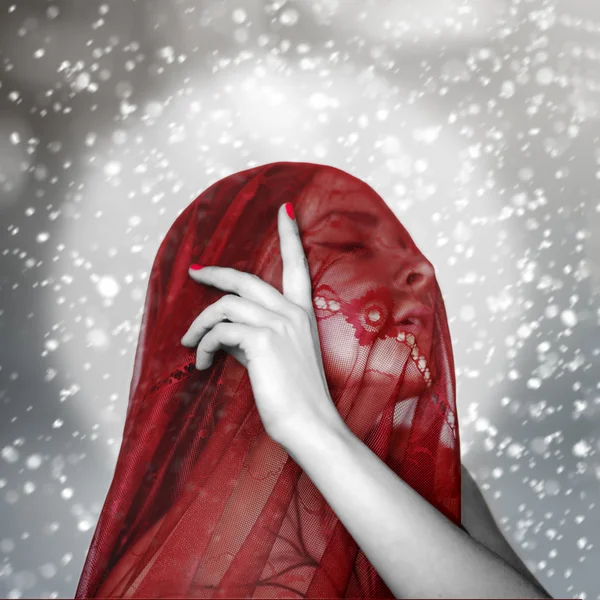 Mulher com cabeça coberta vermelha e nimbus no fundo de neve — Fotografia de Stock