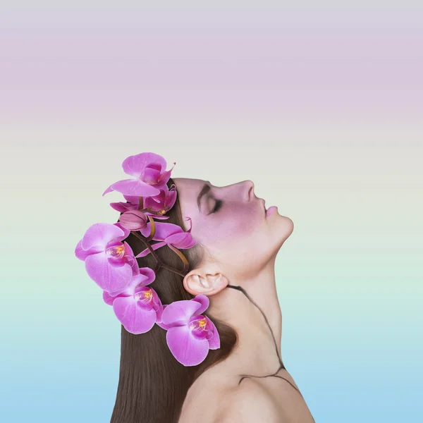 Όμορφη γυναίκα με orchid στα μαλλιά — Φωτογραφία Αρχείου