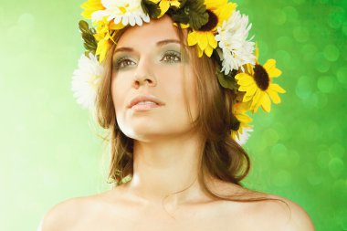 Çiçekli güzel bir kadın.