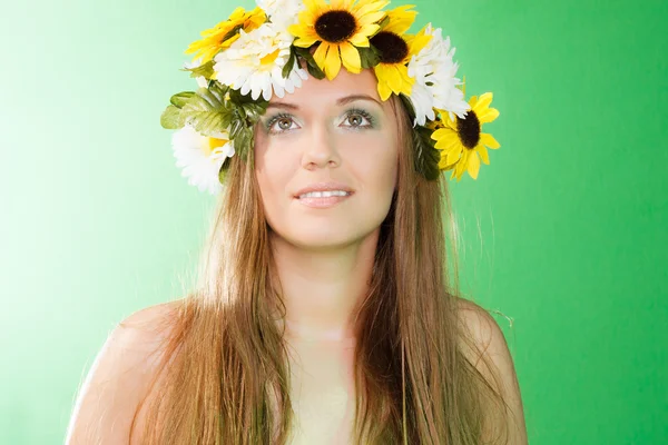 Beautiful woman with flower wreath. — Stock Photo, Image