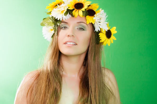 Mooie vrouw met bloemkrans. — Stockfoto