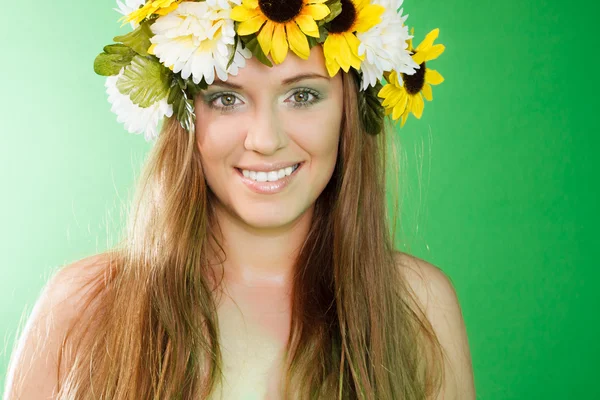 Bella donna con corona di fiori. — Foto Stock