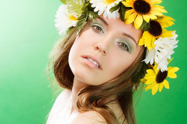 Bella donna con corona di fiori. — Foto Stock