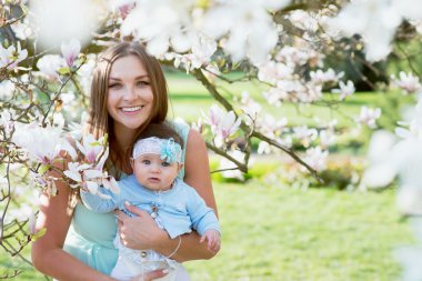 Güzel annem onunla küçük şirin bebek poz 