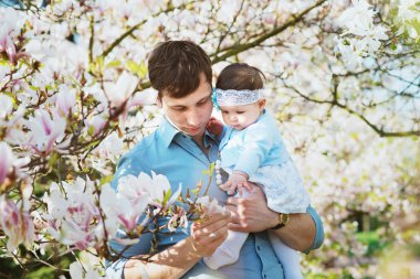 Sevimli kızıyla birlikte mutlu baba