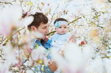 Sevimli kızıyla birlikte mutlu baba