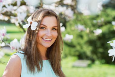 çiçek gülümseyen güzel kadın