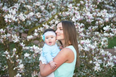 Güzel annem onunla küçük şirin bebek poz 