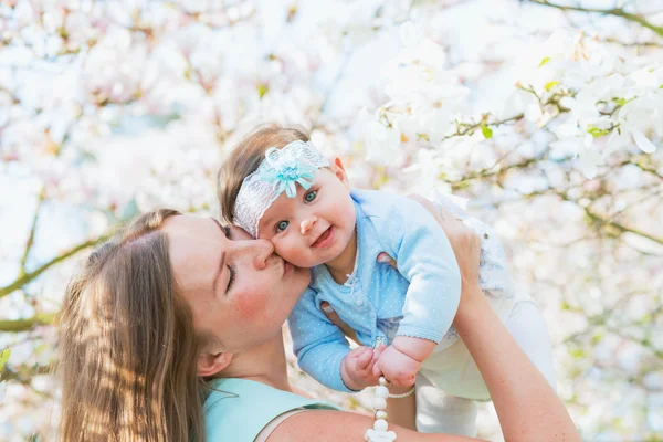 Hermosa madre posando con su pequeño bebé lindo —  Fotos de Stock