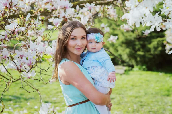 Hermosa madre posando con su pequeño bebé lindo —  Fotos de Stock