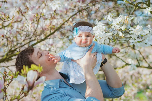 Feliz padre con su linda hija —  Fotos de Stock