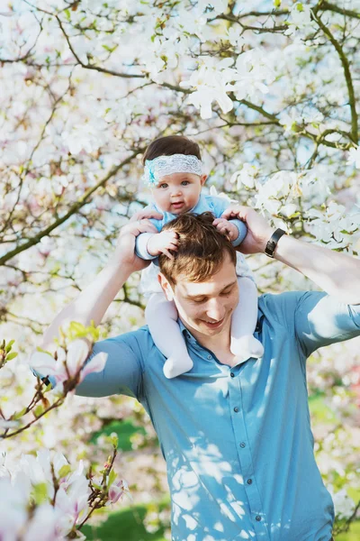 Pai feliz com sua filha bonito — Fotografia de Stock