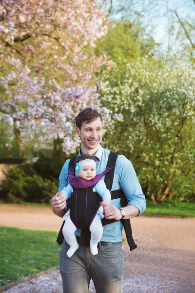 公園でカンガルーと小さな娘を運ぶ父 — ストック写真