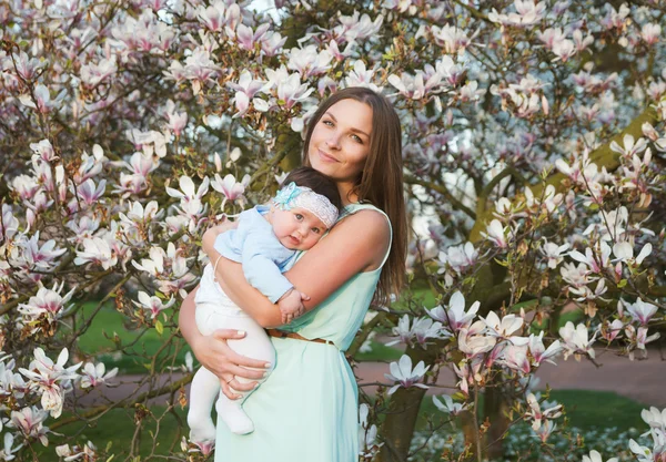 Hermosa madre posando con su pequeño bebé lindo —  Fotos de Stock