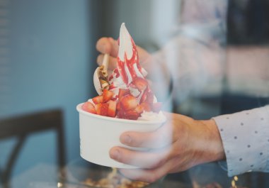 Satıcı yumuşak donmuş yoğurt wite take away Kupası tarihinde sos dökülen
