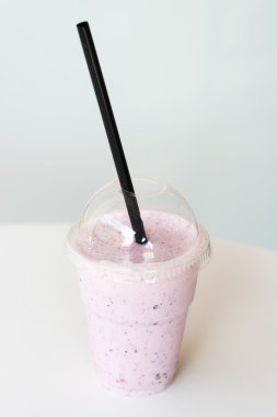 güler yüzlü masada plastik kap içinde