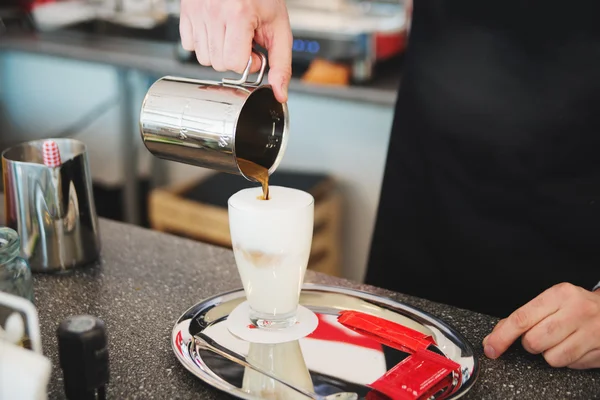 バリスタの作る新鮮なコーヒー カフェラテ — ストック写真