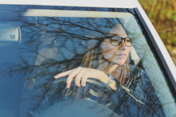 Bela mulher dirigindo um carro — Fotografia de Stock