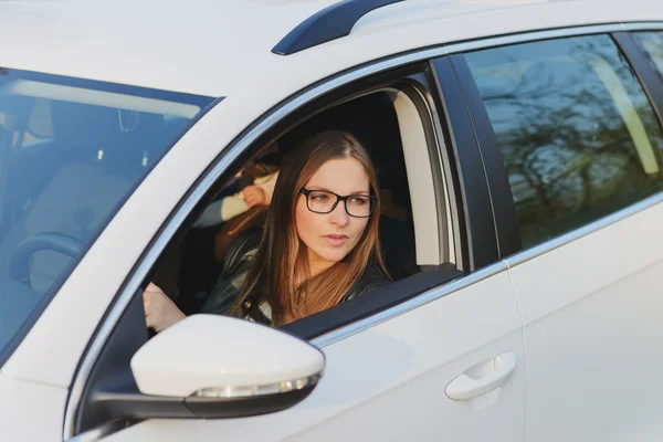 Mooie vrouw rijden een auto — Stockfoto