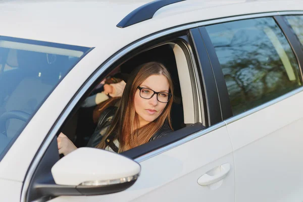 Bela mulher dirigindo um carro — Fotografia de Stock