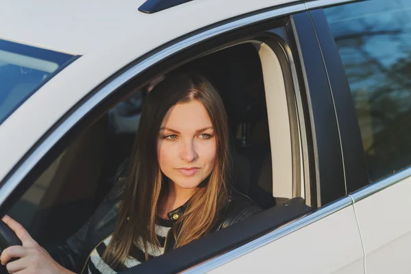 Belle femme conduisant une voiture — Photo