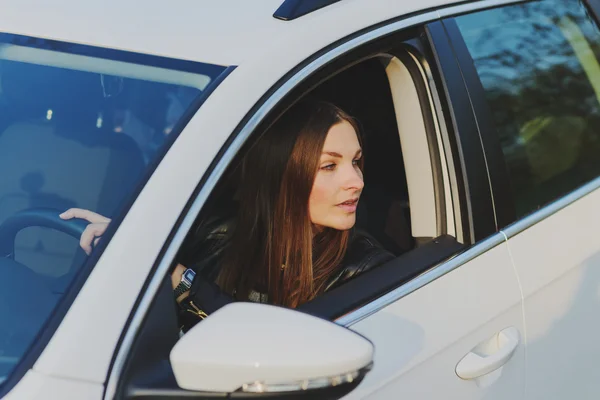 Красивая женщина за рулем автомобиля — стоковое фото
