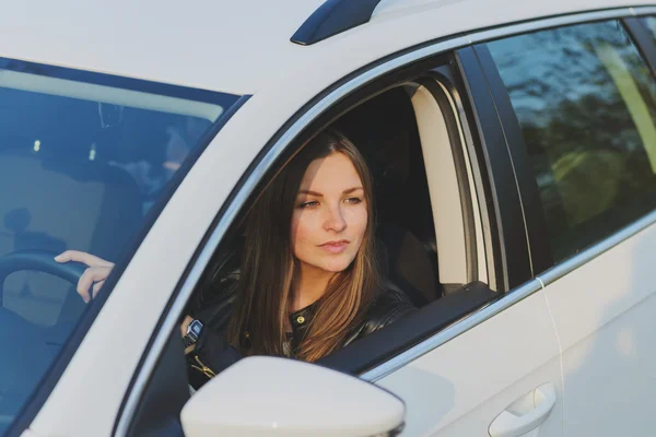 Mooie vrouw rijden een auto — Stockfoto