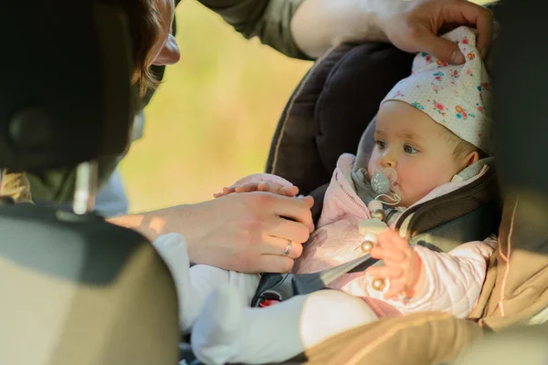 Egy apa lánya baba üzembe ő autó ülés az autóban — Stock Fotó